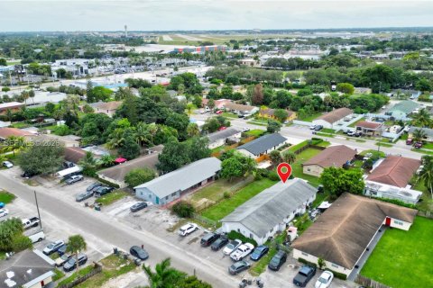 Снять в аренду виллу или дом в Уэст-Палм-Бич, Флорида 2 спальни, 248.7м2, № 2050643 - фото 22