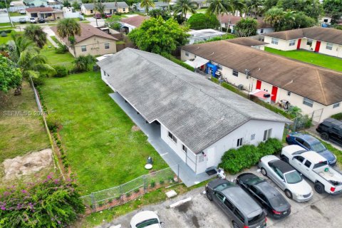 Снять в аренду виллу или дом в Уэст-Палм-Бич, Флорида 2 спальни, 248.7м2, № 2050643 - фото 20