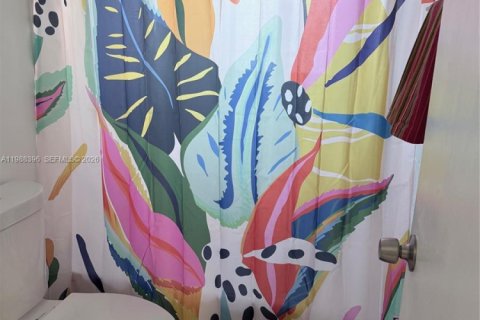 Снять в аренду виллу или дом в Уэст-Палм-Бич, Флорида 2 спальни, 248.7м2, № 2050643 - фото 3