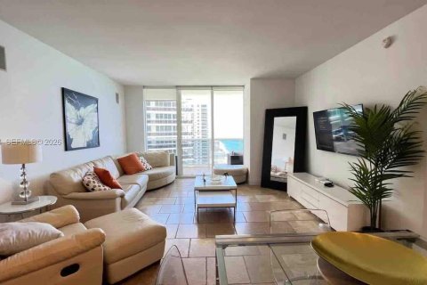 Купить кондоминиум в Халландейл-Бич, Флорида 2 спальни, 124.21м2, № 2051990 - фото 10