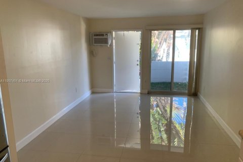 Снять в аренду виллу или дом в Майами, Флорида 1 спальня, № 1963884 - фото 2