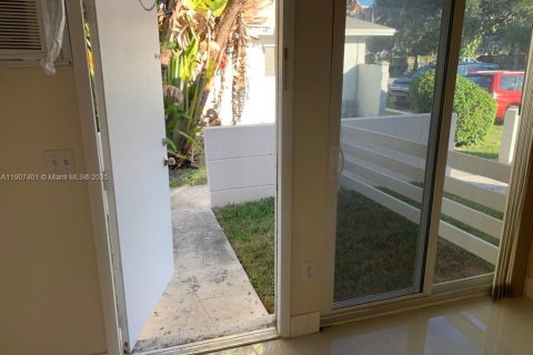 Снять в аренду виллу или дом в Майами, Флорида 1 спальня, № 1963884 - фото 3