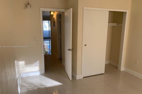 Снять в аренду виллу или дом в Майами, Флорида 1 спальня, № 1963884 - фото 12