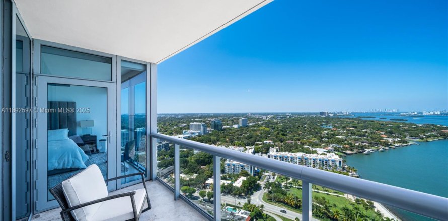 Condominio en Miami, Florida, 1 dormitorio  № 2012937