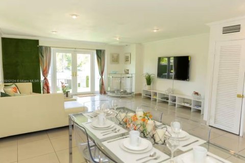 Touwnhouse à louer à North Miami, Floride: 2 chambres, 134.15 m2 № 2019264 - photo 8