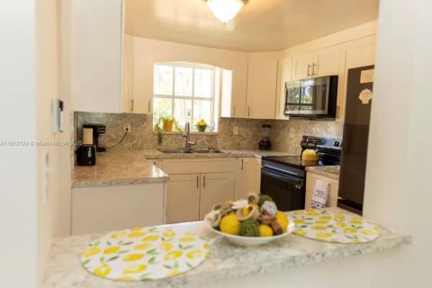 Touwnhouse à louer à North Miami, Floride: 2 chambres, 134.15 m2 № 2019264 - photo 5