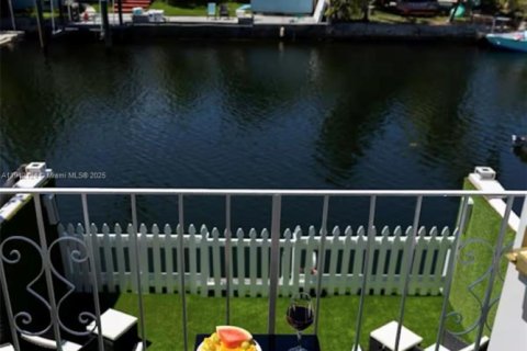 Touwnhouse à louer à North Miami, Floride: 2 chambres, 134.15 m2 № 2019264 - photo 9