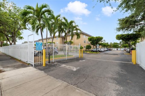 Condo in Hialeah, Florida, 2 bedrooms № 2154660 - photo 17