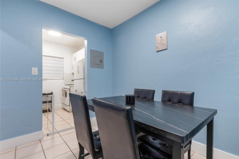 Condo in Hialeah, Florida, 2 bedrooms № 2154660 - photo 10