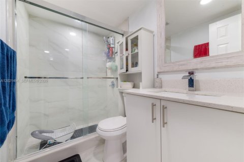 Condo in Hialeah, Florida, 2 bedrooms № 2154660 - photo 4
