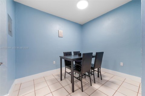Condo in Hialeah, Florida, 2 bedrooms № 2154660 - photo 7
