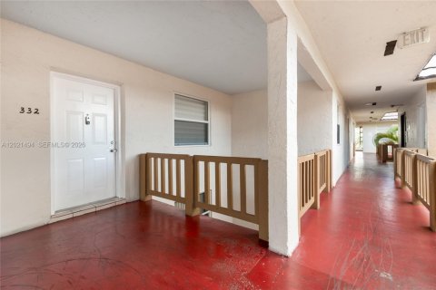 Condo in Hialeah, Florida, 2 bedrooms № 2154660 - photo 11
