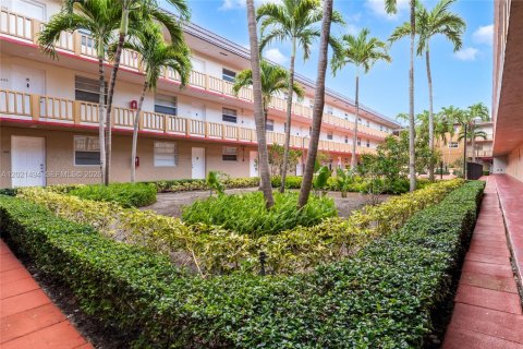 Condo in Hialeah, Florida, 2 bedrooms № 2154660 - photo 13