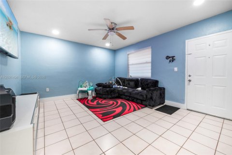 Condo in Hialeah, Florida, 2 bedrooms № 2154660 - photo 9