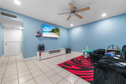 Condo in Hialeah, Florida, 2 bedrooms № 2154660 - photo 2