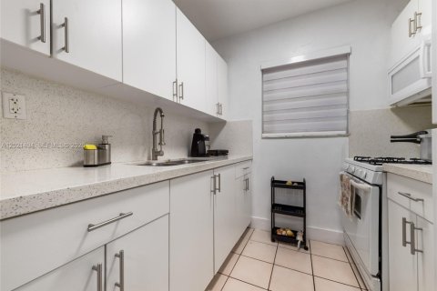 Condo in Hialeah, Florida, 2 bedrooms № 2154660 - photo 3