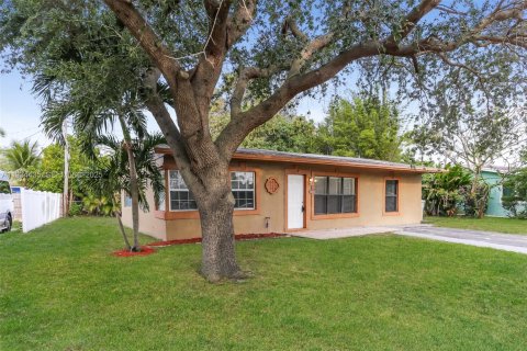 Снять в аренду виллу или дом в Помпано-Бич, Флорида 3 спальни, 103.77м2, № 1992706 - фото 2