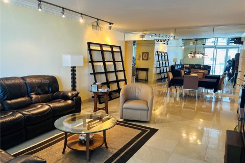 Condo in Miami Beach, Florida, 2 bedrooms  № 1854763 - photo 25