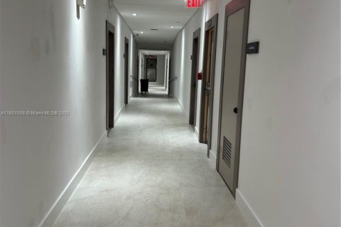 Condo in Miami Beach, Florida, 2 bedrooms  № 1854763 - photo 20