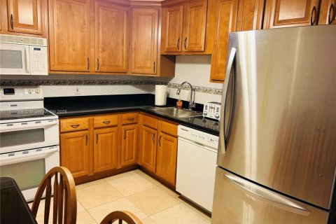 Condo in Miami Beach, Florida, 2 bedrooms  № 1854763 - photo 2