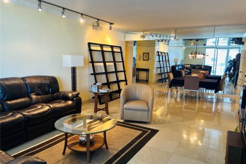 Condo in Miami Beach, Florida, 2 bedrooms  № 1854763 - photo 15
