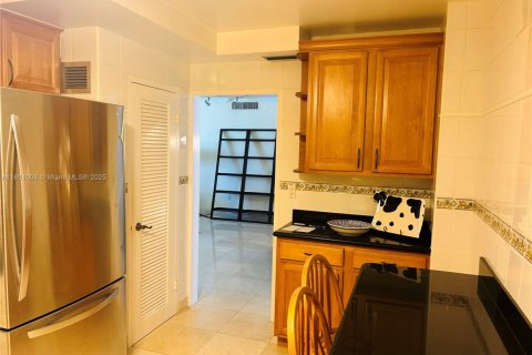 Condo in Miami Beach, Florida, 2 bedrooms  № 1854763 - photo 4