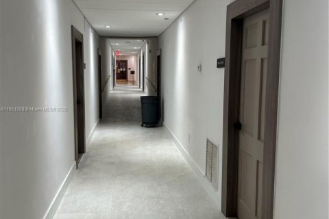 Condo in Miami Beach, Florida, 2 bedrooms  № 1854763 - photo 19