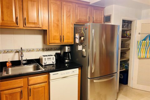 Condo in Miami Beach, Florida, 2 bedrooms  № 1854763 - photo 8