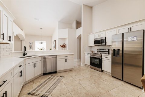 House in Lakeland, Florida 3 bedrooms, 193.42 sq.m. № 2303020 - photo 2