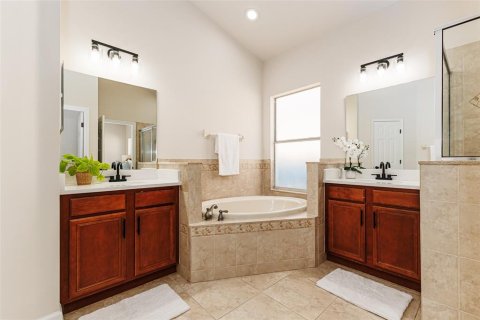 House in Lakeland, Florida 3 bedrooms, 193.42 sq.m. № 2303020 - photo 10