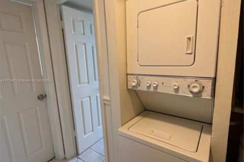Condo in Oakland Park, Florida, 2 bedrooms  № 1709597 - photo 16