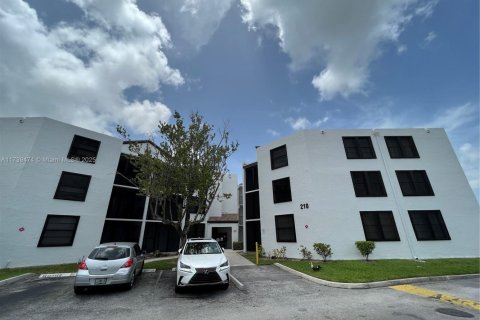 Condo in Oakland Park, Florida, 2 bedrooms  № 1709597 - photo 1