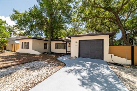 House in Saint Petersburg, Florida 3 bedrooms, 158.77 sq.m. № 2319214