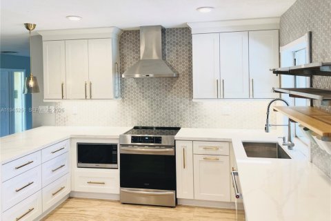 House in Plantation, Florida 4 bedrooms, 162.21 sq.m. № 2003126 - photo 8