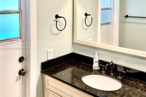 House in Plantation, Florida 4 bedrooms, 162.21 sq.m. № 2003126 - photo 18