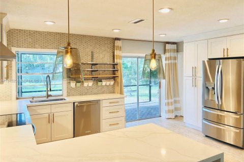 House in Plantation, Florida 4 bedrooms, 162.21 sq.m. № 2003126 - photo 7