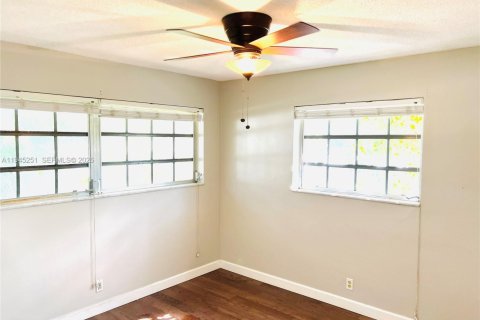 House in Plantation, Florida 4 bedrooms, 162.21 sq.m. № 2003126 - photo 16