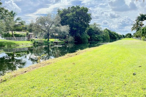 House in Plantation, Florida 4 bedrooms, 162.21 sq.m. № 2003126 - photo 2