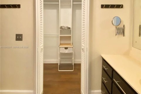 House in Plantation, Florida 4 bedrooms, 162.21 sq.m. № 2003126 - photo 13