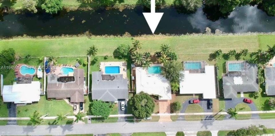 House in Plantation, Florida 4 bedrooms, 162.21 sq.m. № 2003126