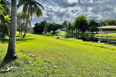 House in Plantation, Florida 4 bedrooms, 162.21 sq.m. № 2003126 - photo 21