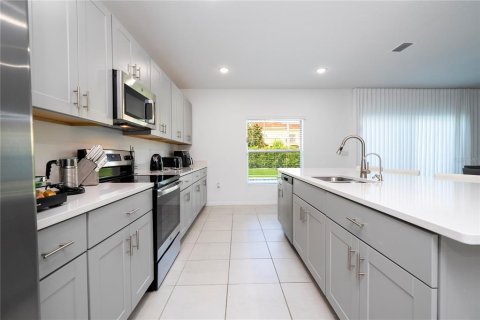 House in Davenport, Florida 5 bedrooms, 251.49 sq.m. № 2091693 - photo 30