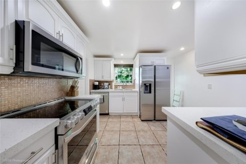 Casa en venta en Miami, Florida, 3 dormitorios, 143.16 m2 № 2011574 - foto 17