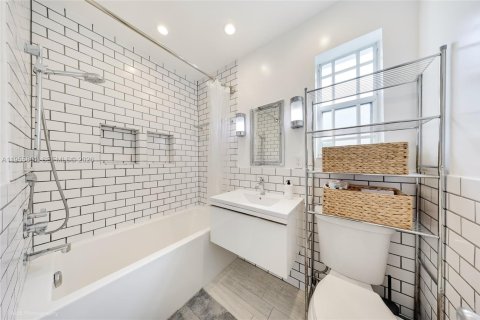 Casa en venta en Miami, Florida, 3 dormitorios, 143.16 m2 № 2011574 - foto 14