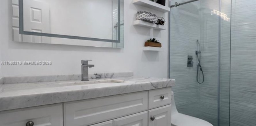Townhouse in Hialeah, Florida 3 bedrooms, 103.59 sq.m. № 2090911