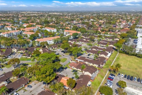 Townhouse in Hialeah, Florida 3 bedrooms, 103.59 sq.m. № 2090911 - photo 16