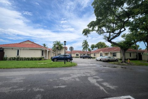 Townhouse in Hialeah, Florida 3 bedrooms, 103.59 sq.m. № 2090911 - photo 4