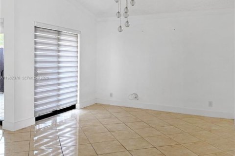 Townhouse in Hialeah, Florida 3 bedrooms, 103.59 sq.m. № 2090911 - photo 23