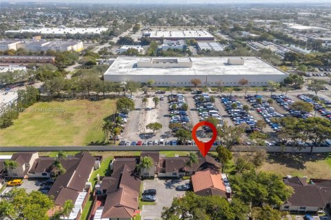 Townhouse in Hialeah, Florida 3 bedrooms, 103.59 sq.m. № 2090911 - photo 11