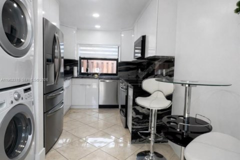 Townhouse in Hialeah, Florida 3 bedrooms, 103.59 sq.m. № 2090911 - photo 2